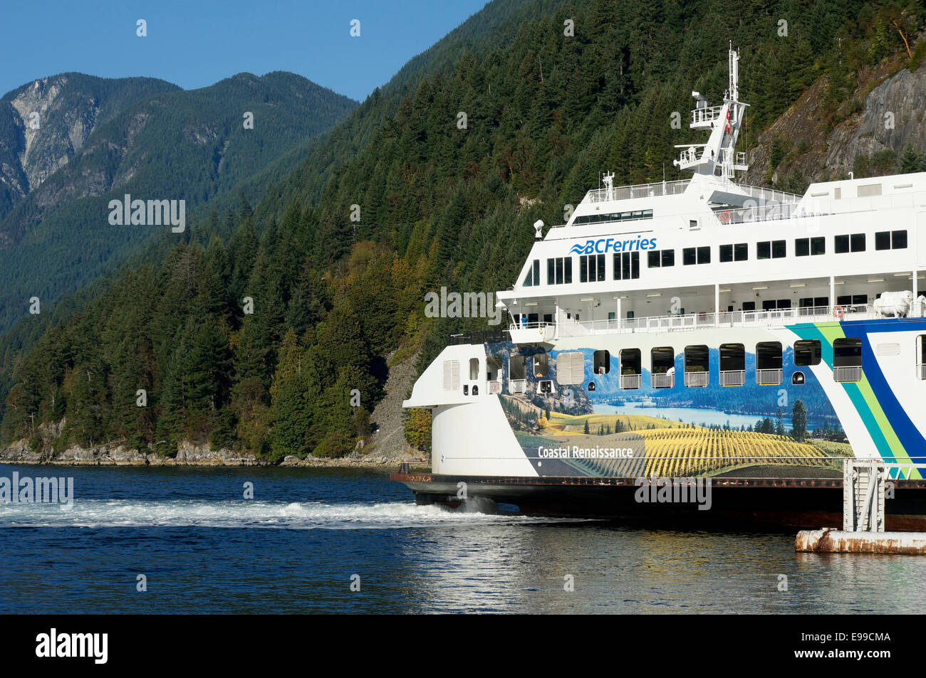 Traghetti BC di trasporto passeggeri e di traghetto ancorato alla baia a ferro di cavallo terminale, British Columbia, Canada Foto Stock