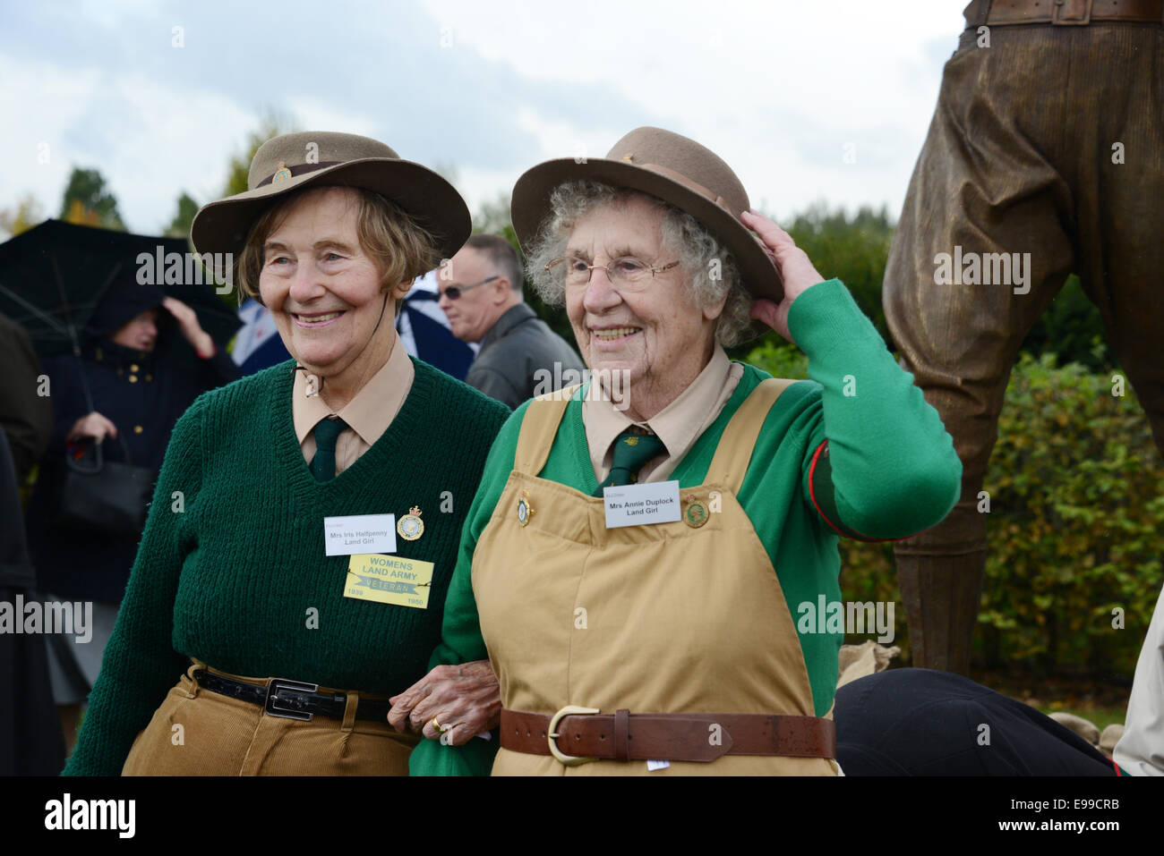 Iris Halfpenny e Annie Duplock presso lo scoprimento della terra le ragazze e legname Jills' statua presso il National Memorial Arboretum Foto Stock