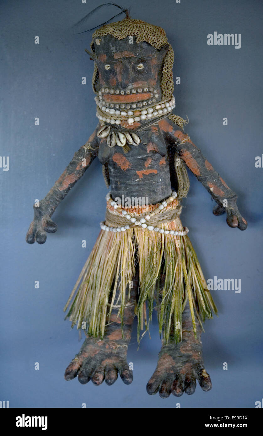 Maschere tradizionali e lo spirito le figure di Papua Nuova Guinea includono disegni e modelli che vanno dalla primitiva molto elaborata, Papua NG Foto Stock