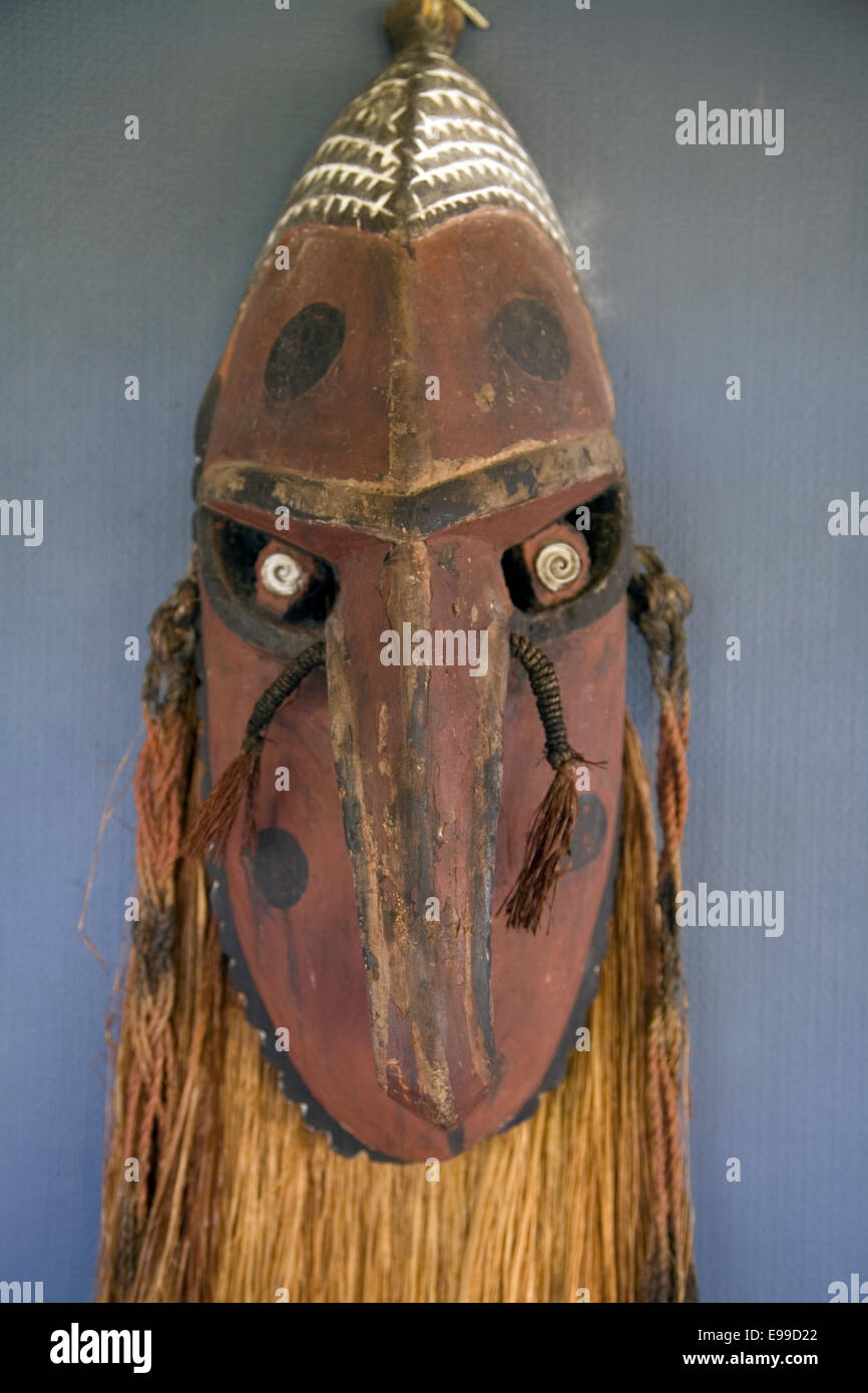 Maschere tradizionali e lo spirito le figure di Papua Nuova Guinea includono disegni e modelli che vanno dalla primitiva molto elaborata, Papua NG Foto Stock