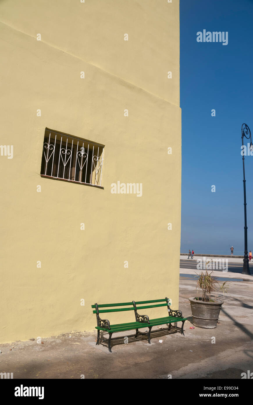 Una panchina nel parco contro una parete su un angolo di strada di Malecon in Havana Cuba Foto Stock