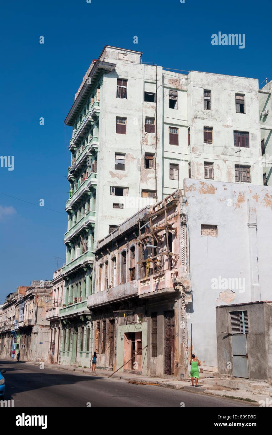 Uno dei molti edificio in disperato bisogno di riparazione e restauro nella parte centrale della città di Havana Cuba Foto Stock