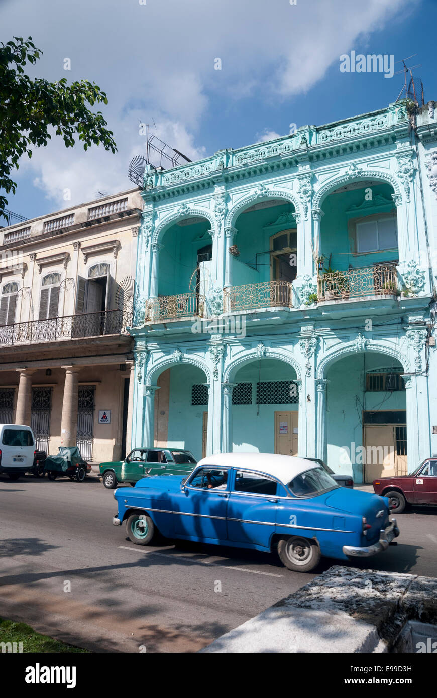 Un vintage American automobile passa uno dei molti coloniale spagnolo edifici ispirati sul Prado nel centro di Havana Foto Stock