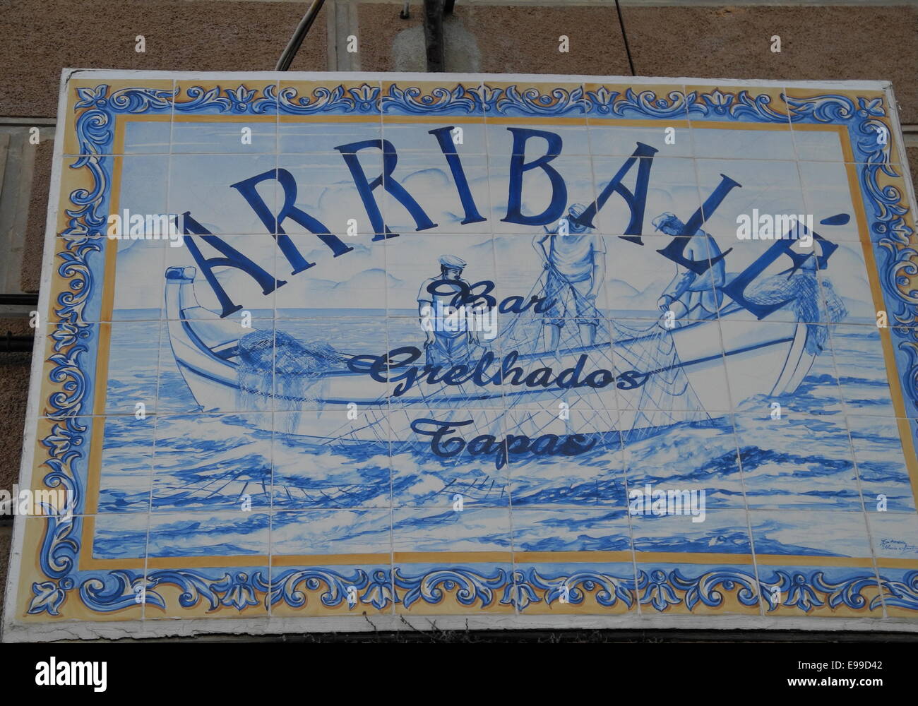 Una piastrella Restaurant Sign in Aveiro, Portogallo In Portogallo, molti segni sono realizzati utilizzando i famosi azulejos portoghesi (piastrelle). Foto Stock