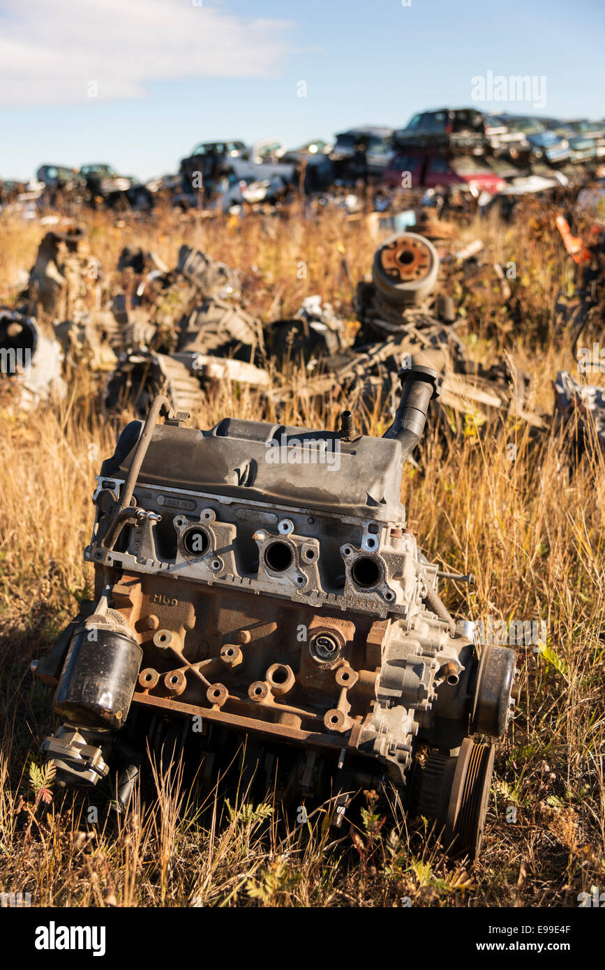 Blocco motore in a junkyard Foto Stock