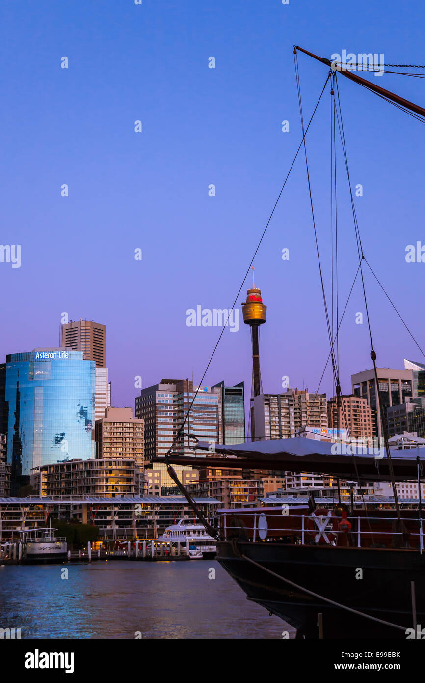 Vista di Sydney CBD da Pyrmont Bay con un tall ship in primo piano.- Foto Stock