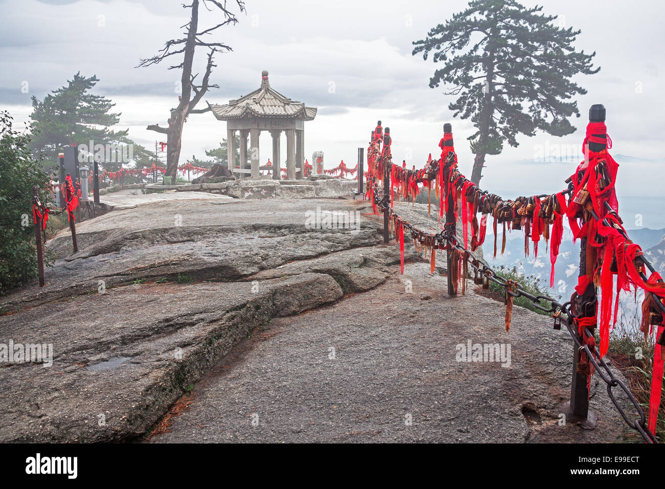 La nebbia favolosa atmosfera con uno stile cinese gazebo in Huashan national park, Cina. Foto Stock