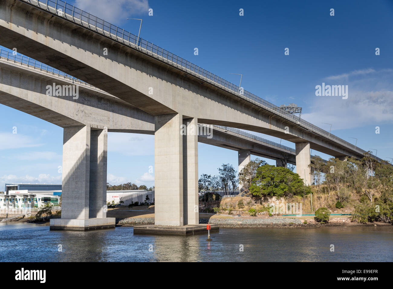Brisbane ponte Gateway visto dal fiume Brisbane qui di seguito. Foto Stock