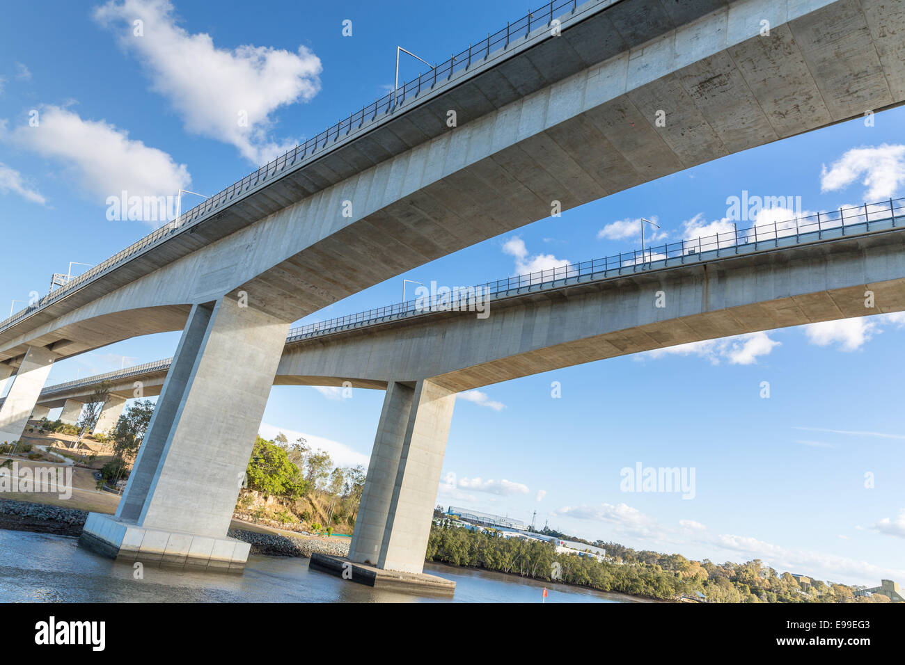 Brisbane ponte Gateway visto dal fiume Brisbane qui di seguito. Foto Stock
