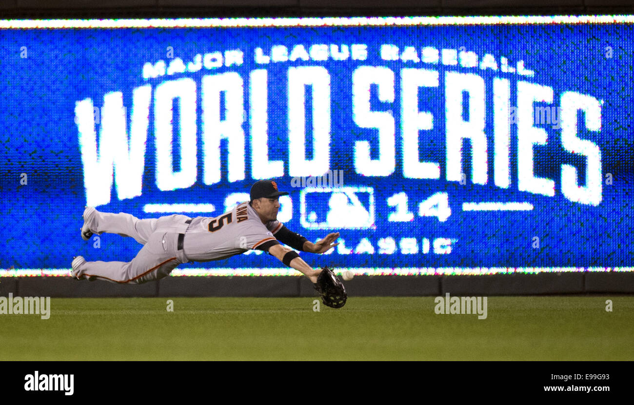 Ottobre 22, 2014 - Kansas City, Missouri, Stati Uniti - San Francisco Giants sinistra fielder TRAVIS ISHIKAWA immersioni per colpo doppio da Kansas City Royals Lorenzo Caino nel primo inning durante il gioco 2 del World Series presso Kauffman Stadium. (Credito Immagine: © Paul Kitagaki Jr/Sacramento Bee/ZUMA filo) Foto Stock