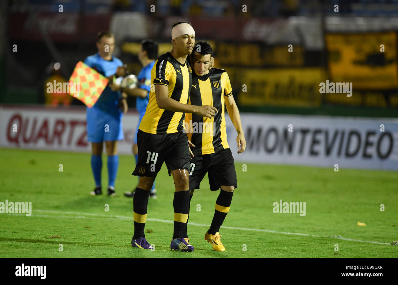 Montevideo, Uruguay. 22 ottobre, 2014. Sebastian Piriz (L) e Jorge Rodriguez del Penarol reagire dopo il turno del 16 match della South American Cup contro Estudiantes De La Plata a Stadio Centenario di Montevideo, capitale dell'Uruguay, su Ott. 22, 2014. Credito: Nicolas Celaya/Xinhua/Alamy Live News Foto Stock