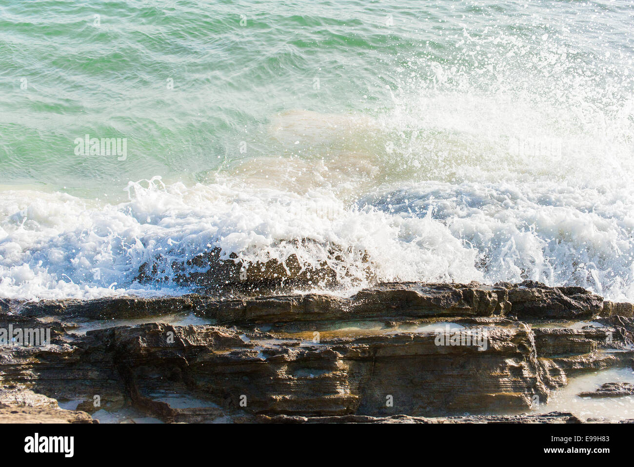Big ventoso spruzzi delle onde sulle rocce. Inizia la tempesta. Foto Stock