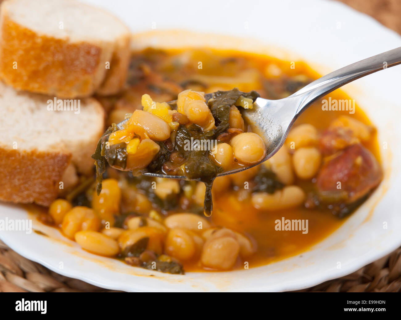 Potaje de Garbanzos espinacas y. La cucina spagnola. Stufati di ceci con spinaci. L'immagine mostra un cucchiaio colmo Foto Stock