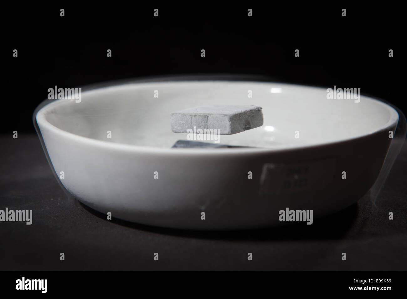 La fisica in azione - esperimento con materiali supraconductive, quando raffreddato in azoto liquido, questi magneti sono forti eno Foto Stock