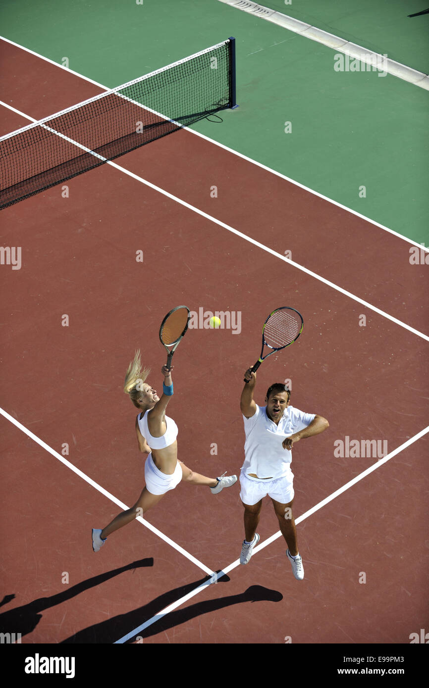 Felice coppia giovane giocare a tennis gioco all'aperto Foto Stock