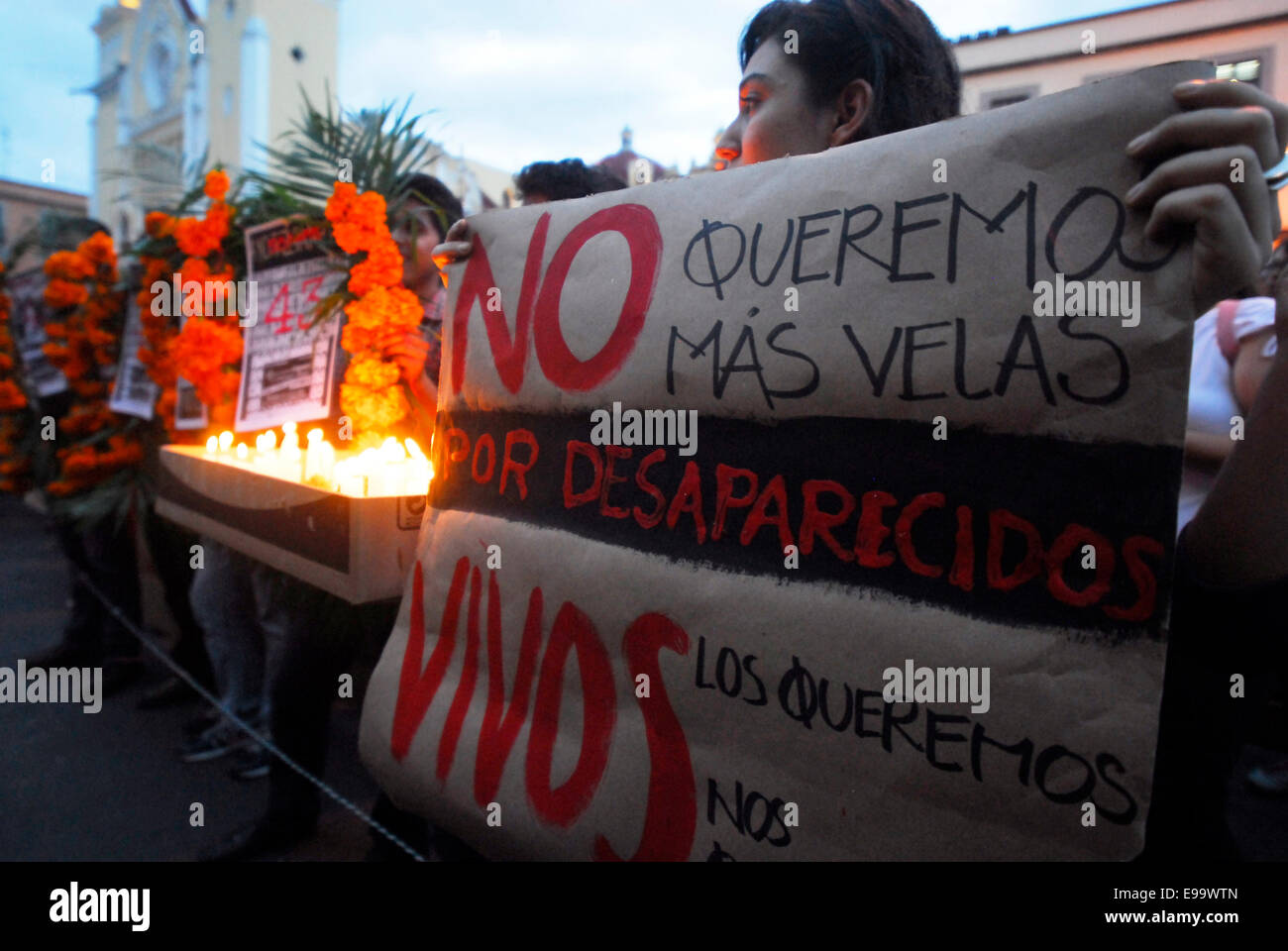 Guerrero, Messico. 22 ottobre, 2014. Veracruz gli studenti sono scesi in piazza per chiedere il ritorno del 43 studenti mancanti (normalistas) nella sparizione forzata dalla polizia municipale di Iguala, Guerrero. Credito: Raul Mendez Velazquez/Pacific Press/Alamy Live News Foto Stock