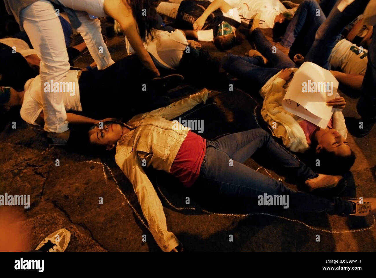 Guerrero, Messico. 22 ottobre, 2014. Veracruz gli studenti sono scesi in piazza per chiedere il ritorno del 43 studenti mancanti (normalistas) nella sparizione forzata dalla polizia municipale di Iguala, Guerrero. Credito: Raul Mendez Velazquez/Pacific Press/Alamy Live News Foto Stock