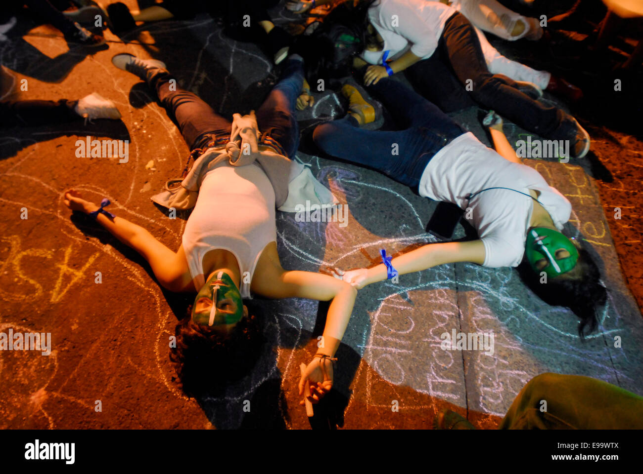 Guerrero, Messico. 22 ottobre, 2014. Veracruz gli studenti sono scesi in piazza per chiedere il ritorno del 43 studenti mancanti (normalistas) nella sparizione forzata dalla polizia municipale di Iguala, Guerrero. Credito: Raul Mendez Velazquez/Pacific Press/Alamy Live News Foto Stock