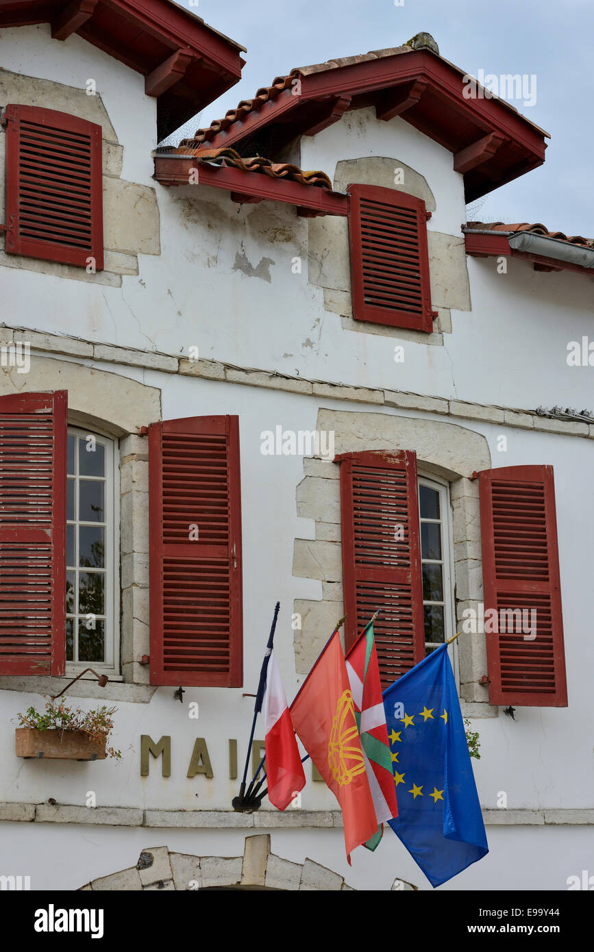 Francia, dei Pirenei atlantici, paga il basco, La Bastide-Clairence, di fronte al Municipio e bandiere Foto Stock
