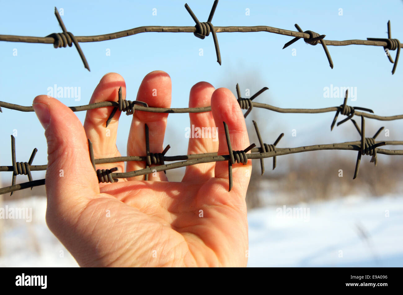 Mano di prigione e lo sfondo del cielo Foto Stock