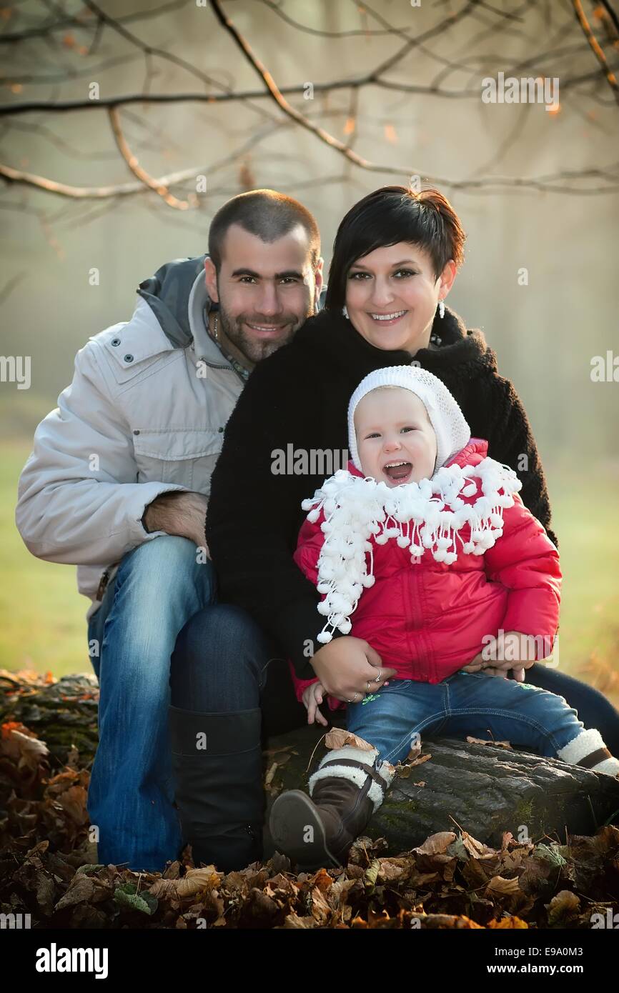 La famiglia felice all'aperto nel parco all'autunno. Foto Stock