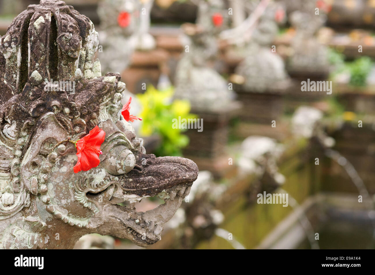 Alcuni degli Indù statue in pietra decorare il tempio Pura Desa Ubud. Ubud. Bali. L'Ubud Monkey Forest è una riserva naturale e Foto Stock