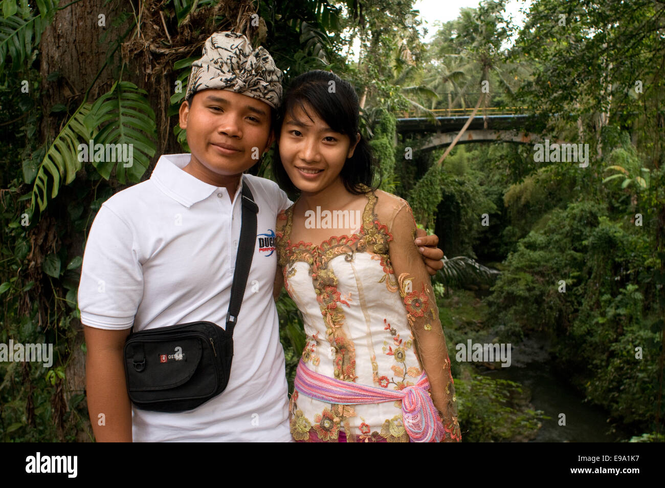 Un paio di fronte al tempio Pura Gunung Lebah. Ubud. Bali. Gunung Lebah fu costruito nel VIII secolo da Danghyang Mark Foto Stock