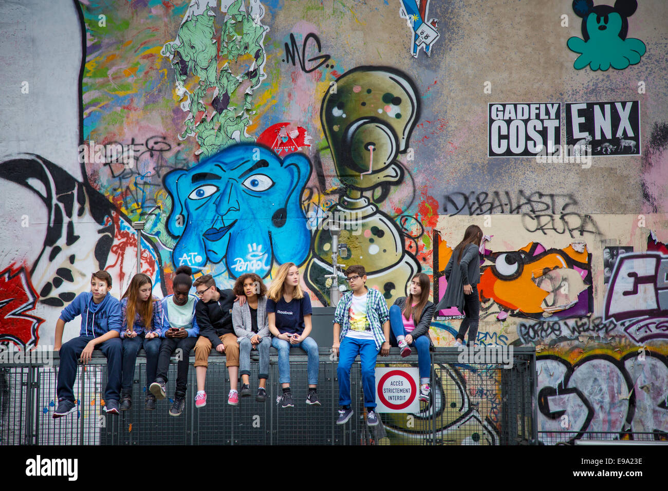A scuola i bambini seduti sulla parte superiore della struttura a gabbia con cartello che dice 'accesso vietato', Parigi, Francia Foto Stock