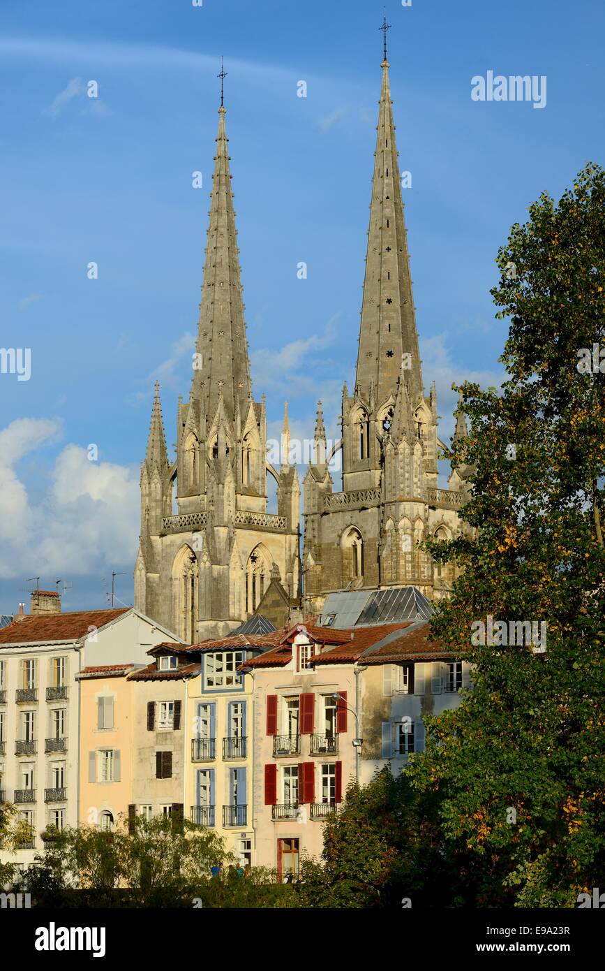 Francia, dei Pirenei atlantici, Pays Basque, Bayonne, i campanili della Cattedrale Gotica Sainte-Marie Foto Stock