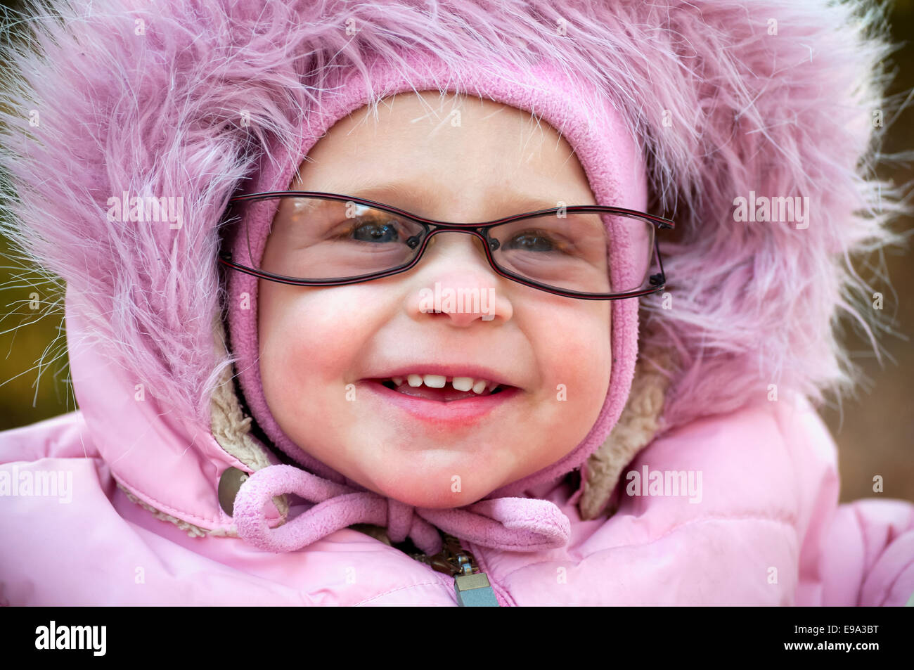 Questo è Closeup di divertenti baby in bicchieri Foto Stock