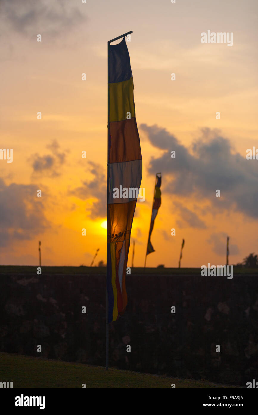 Bandiera buddista colorato tramonto Sri Lanka Foto Stock