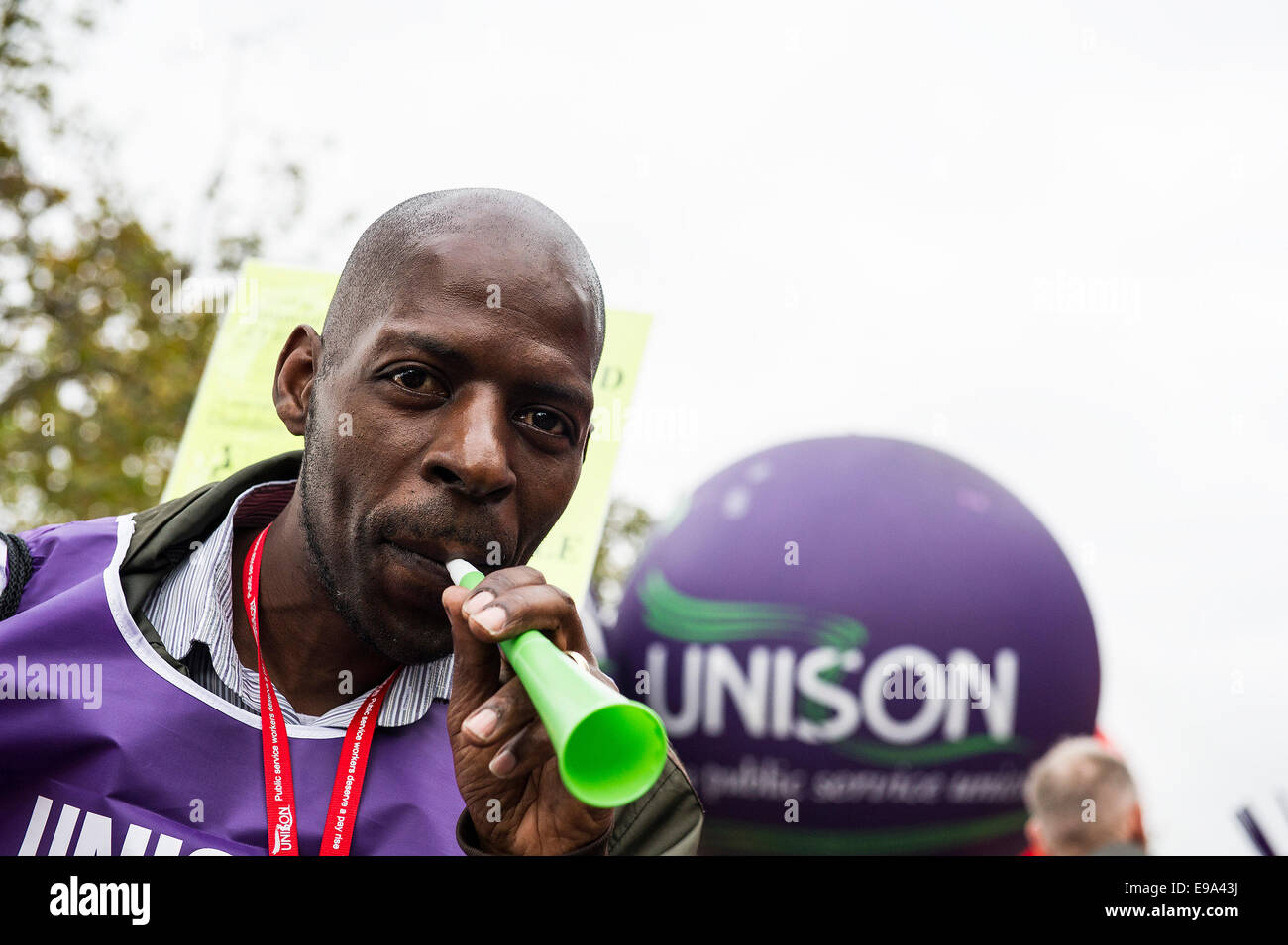 Una manifestazione nazionale della TUC nel centro di Londra. Un membro del sindacato UNISON che soffia un vuvuzela. Foto Stock