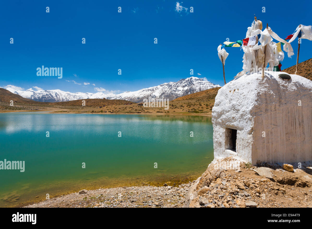 Stupa incontaminato lago di montagna Dhankar buddista Foto Stock