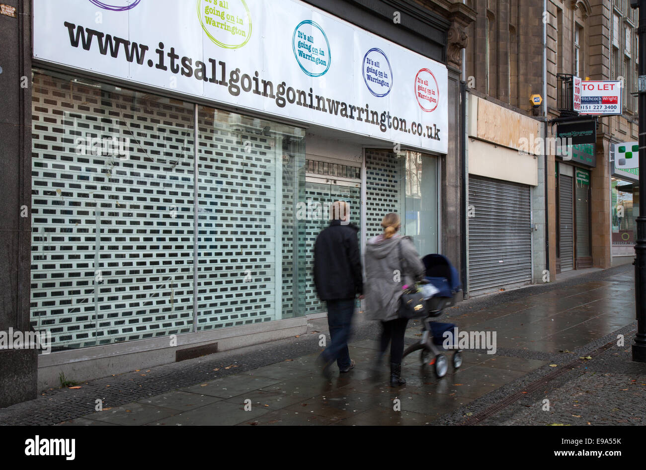 "È tutto in corso a Warrington." Indirizzo sito Web come Warrington Borough Consiglio propongono di rigenerare il Bridge Street trimestre. Lo sviluppo proposto trasformerà il Bridge Street area in un nuovo vibrante parte commerciale della città centro di fornire una nuova sala mercato, cinema, ristoranti, uffici e una nuova piazza. L'attuale business & shopping center ha visto un calo significativo del commercio negli ultimi anni.2014. Foto Stock