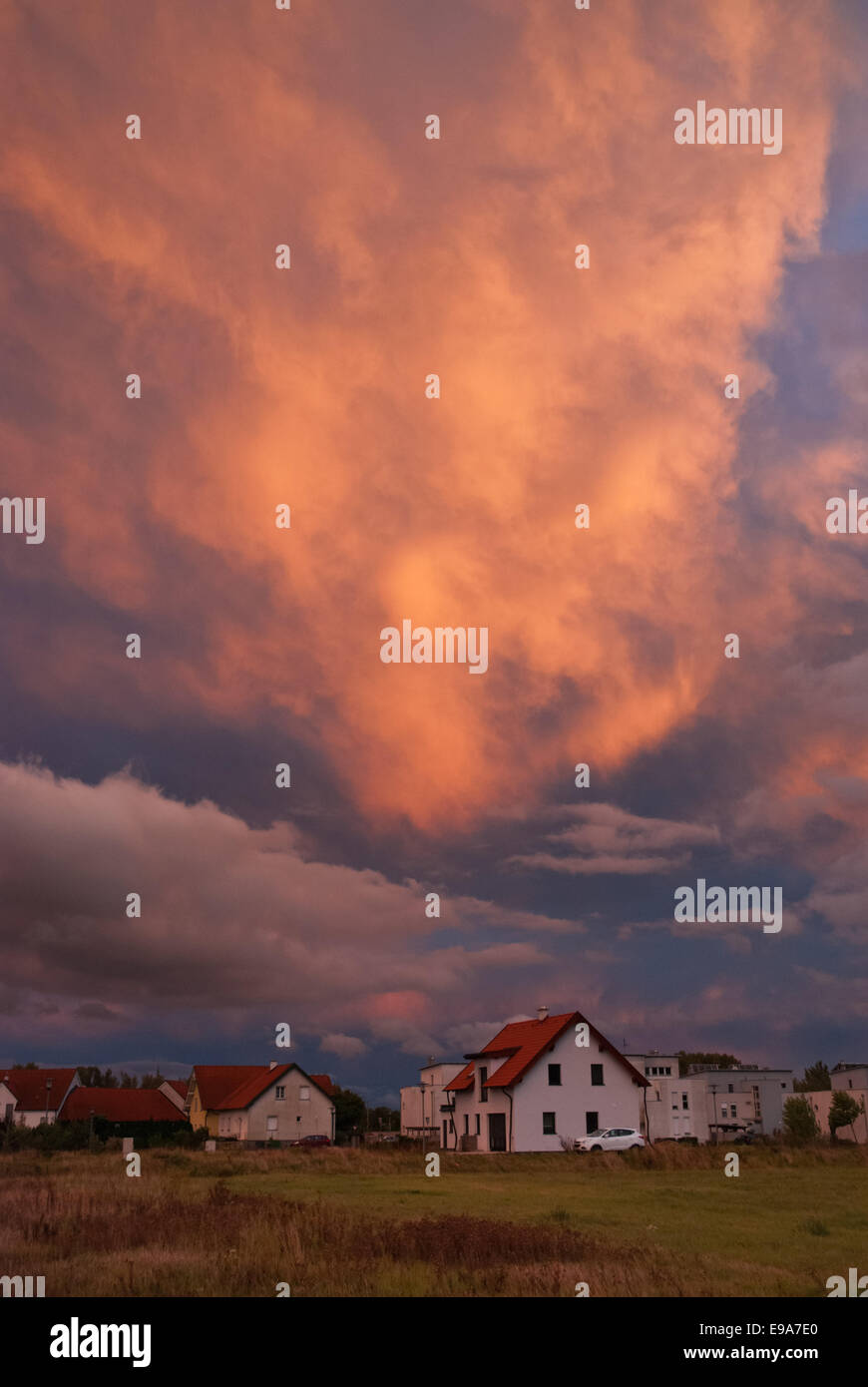 Nuvole drammatico al di sopra di un villaggio Foto Stock