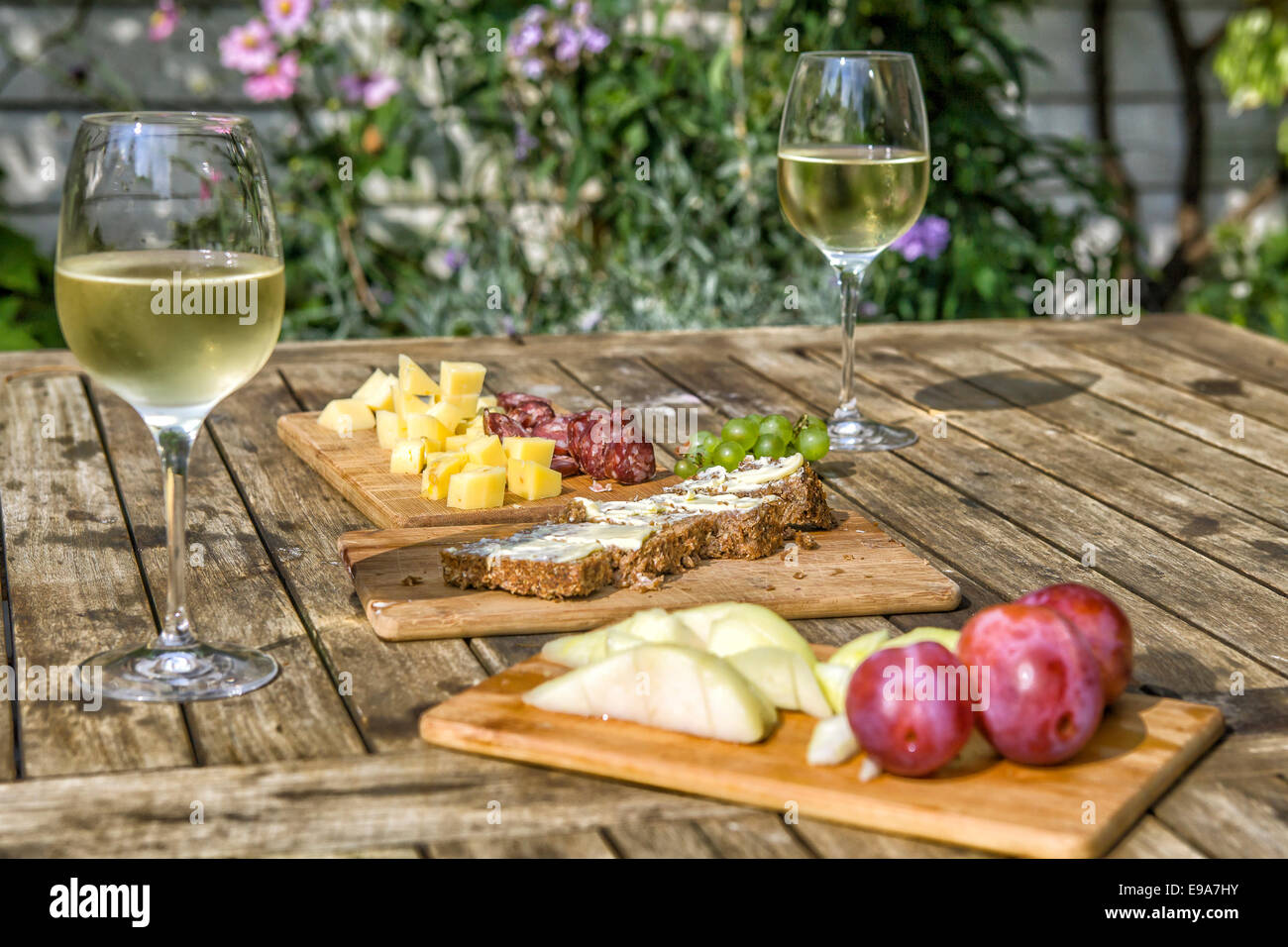 Vino e snack che ho in giardino Foto Stock