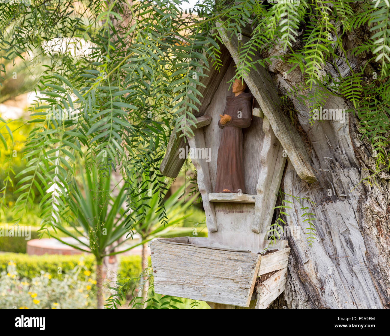 Bagno uccelli con statua di Monaco Foto Stock