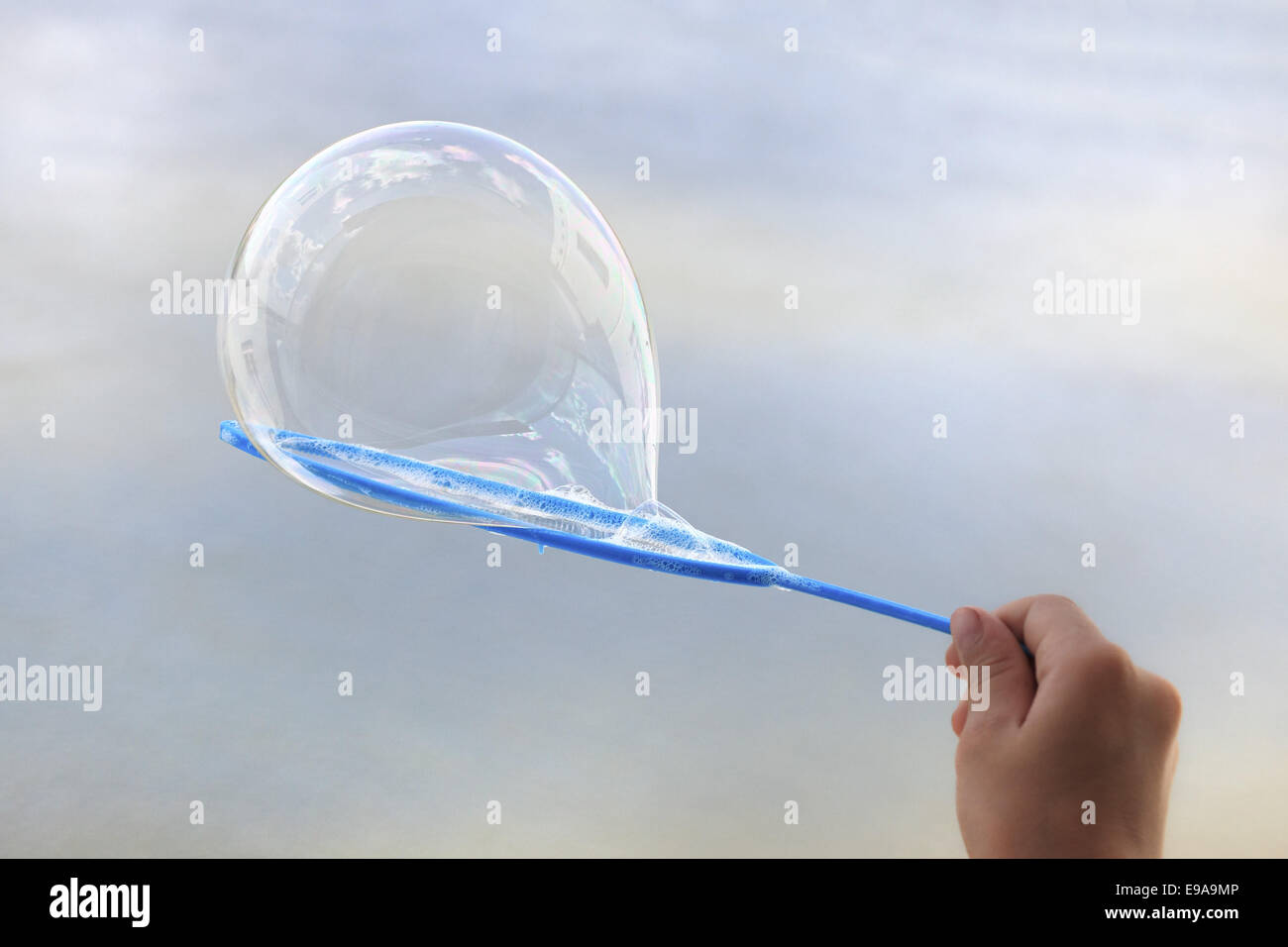 I bambini la mano con una bolla di sapone. Foto Stock