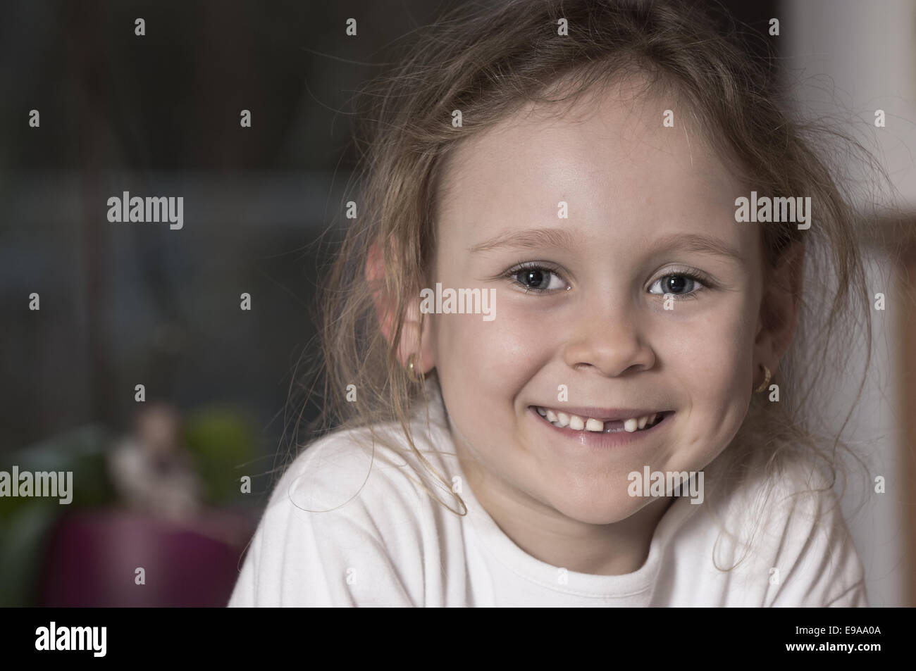 Bambino con un dente divario Foto Stock