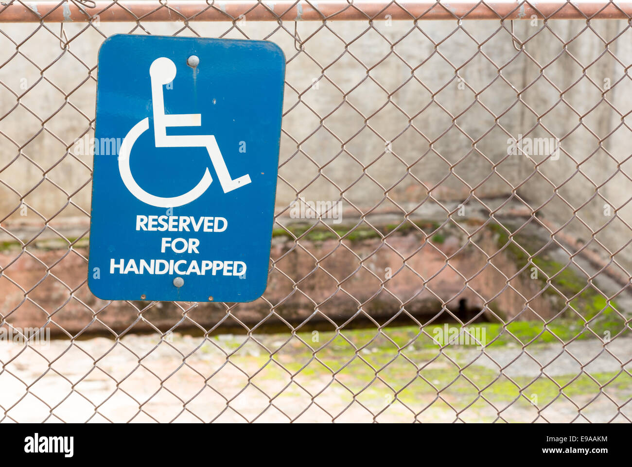 Accesso portatori di handicap nella parte anteriore della fossa in massa Foto Stock