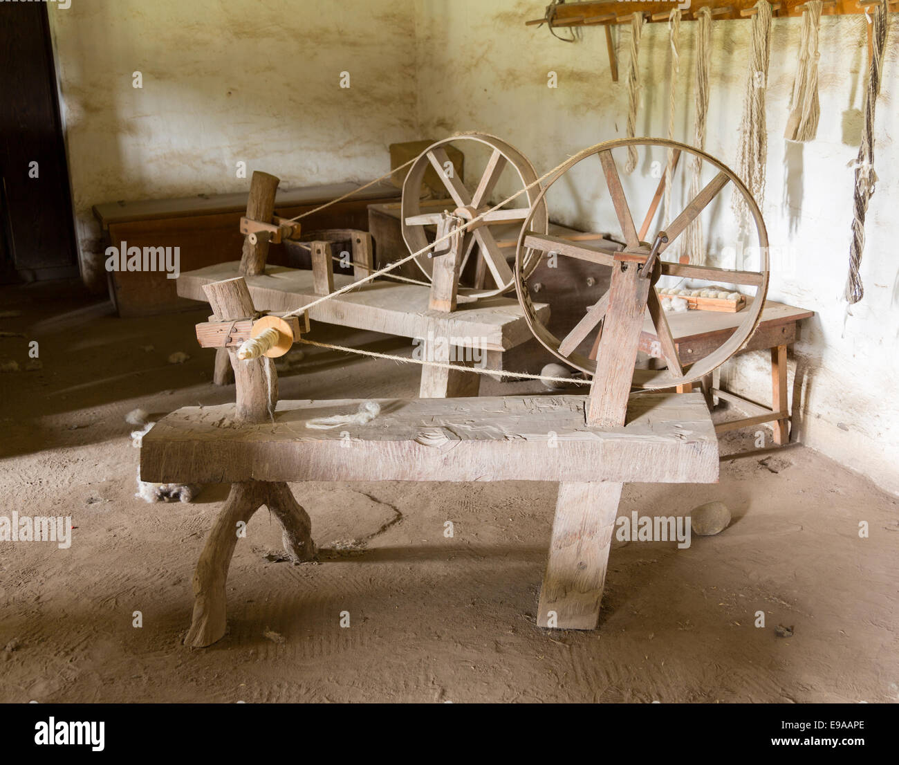 Vecchie ruote di filatura in missione spagnola Foto Stock