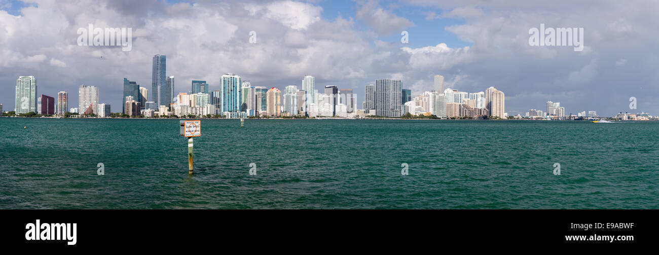 Vista della skyline di Miami con segno Manatee Foto Stock