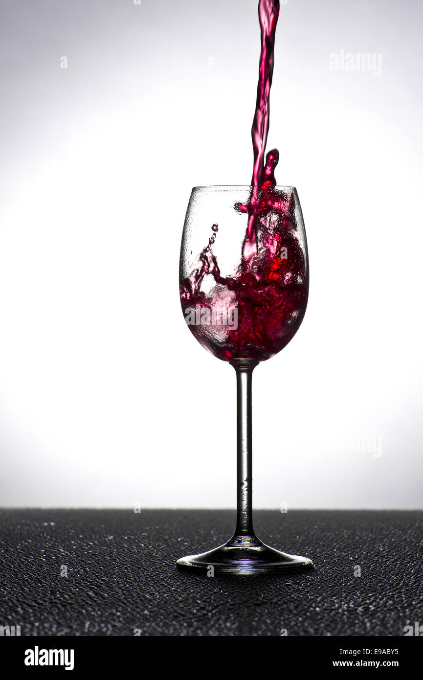 Weinglas im Gegenlicht Foto Stock