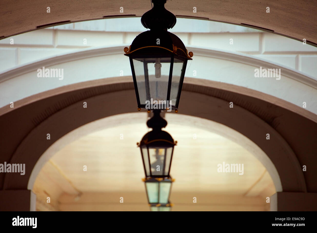 Una chiusura del vecchio stile luci lanterna appesa al di fuori di passaggi pedonali del vecchio collegio navale di Greenwich, Londra. Foto Stock