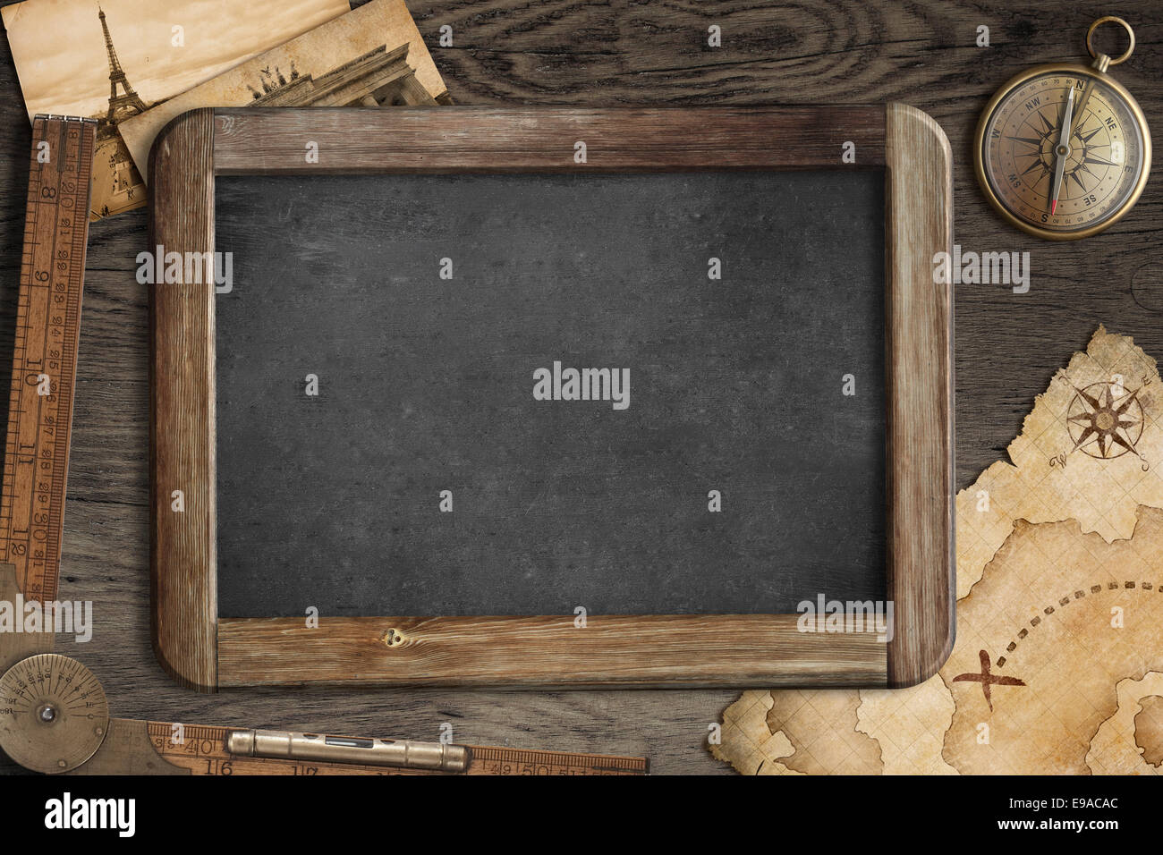 Avventura e viaggi a tema nautico. Diario con cartina e bussola su un tavolo di legno. Foto Stock