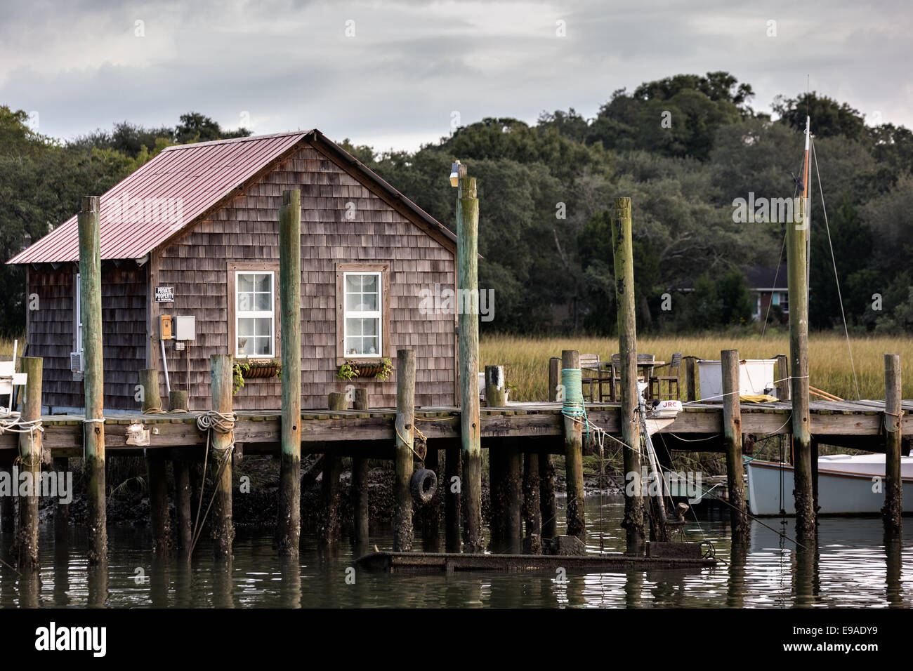 Gamberetti boathouse lungo Shem Creek in Mount Pleasant, Carolina del Sud. Foto Stock