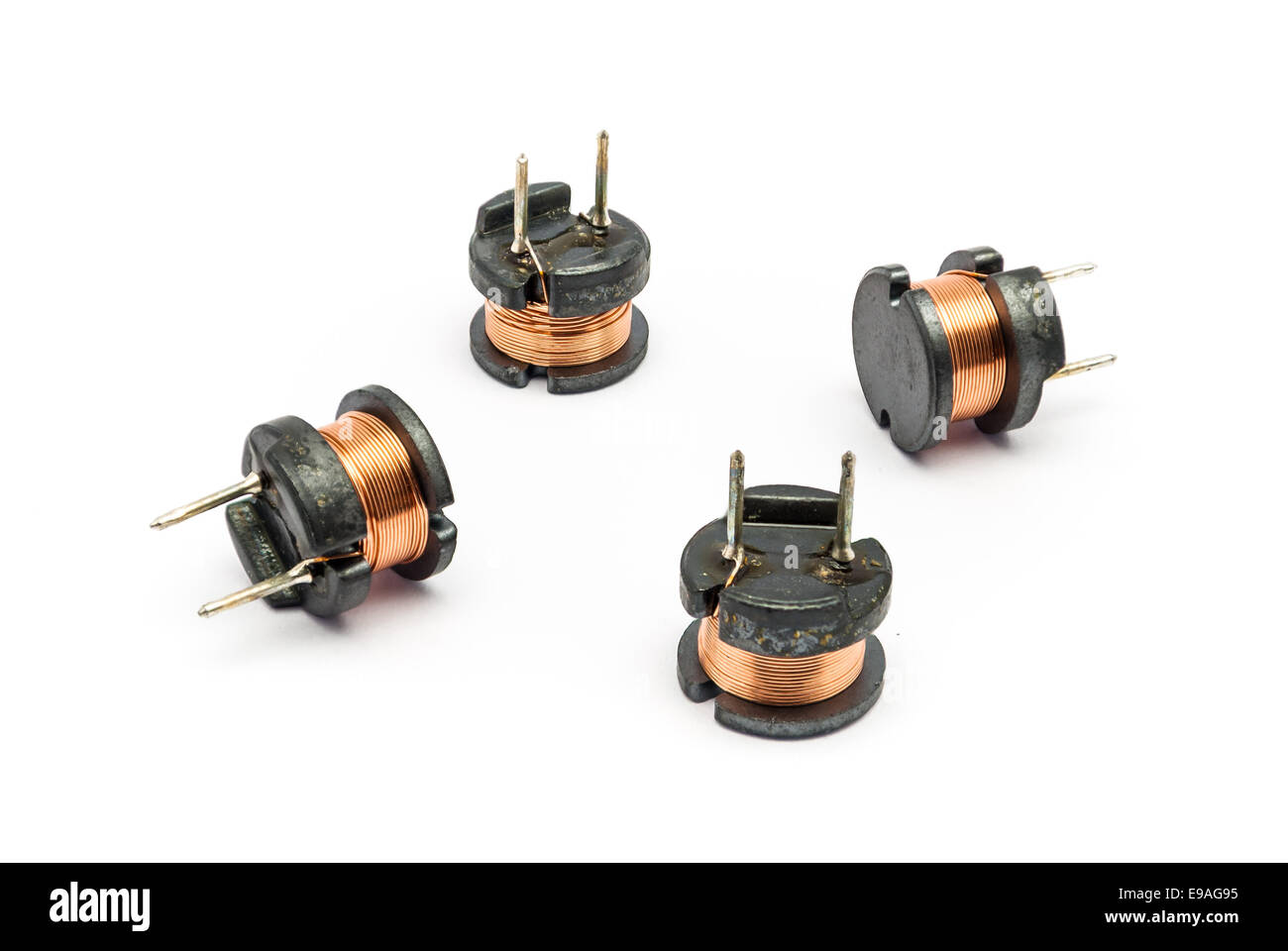 Piccolo induttore in ferrite per elettronica. Foto Stock