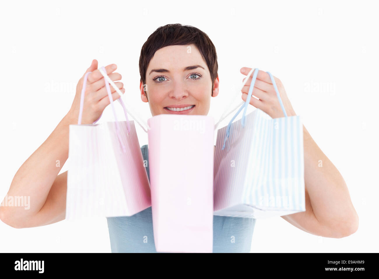 La donna che mostra il suo shopping bags Foto Stock