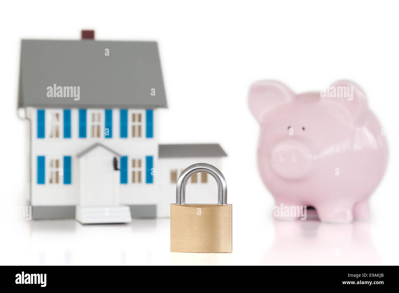 Casa bloccato con un lucchetto e salvadanaio Foto Stock