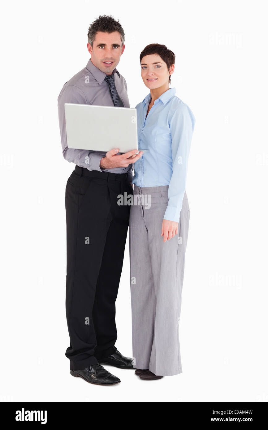 Ufficio i lavoratori in possesso di un computer portatile Foto Stock